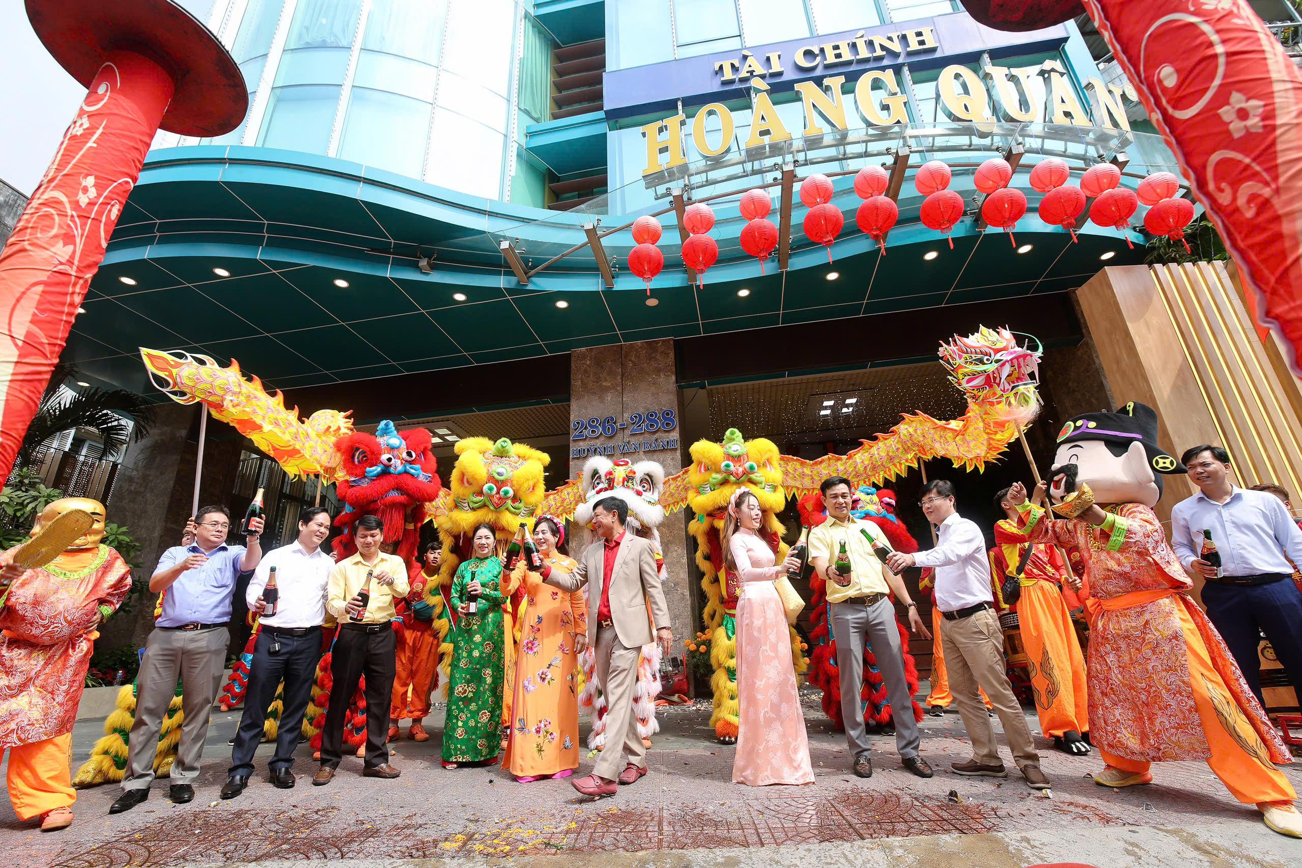 TƯNG BỪNG KHAI TRƯƠNG ĐẦU NĂM CÙNG HOÀNG QUÂN GROUP