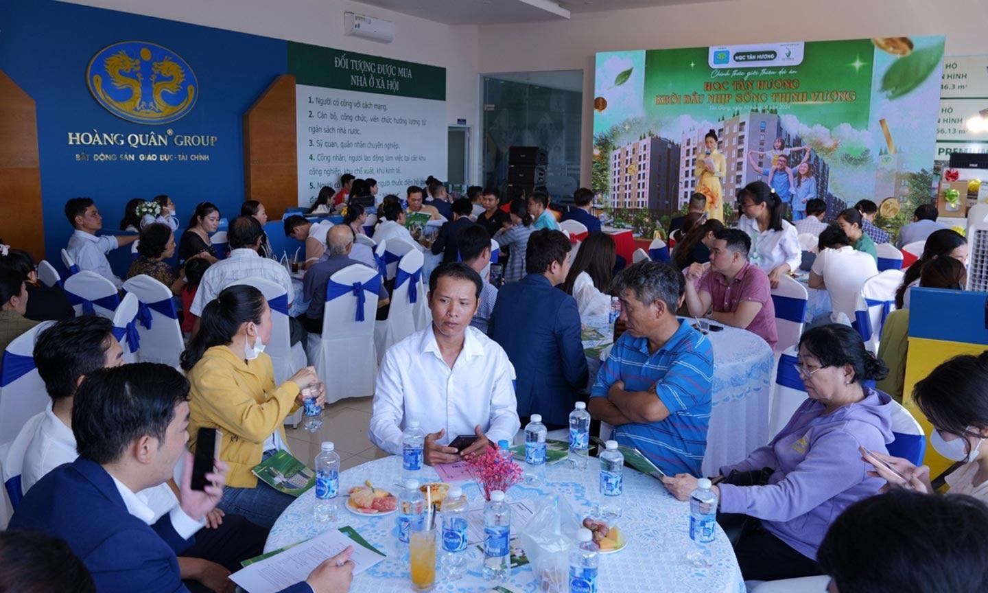 Hàng trăm khách hàng đến tham dự sự kiện chính thức giới thiệu dự án HQC Tân Hương